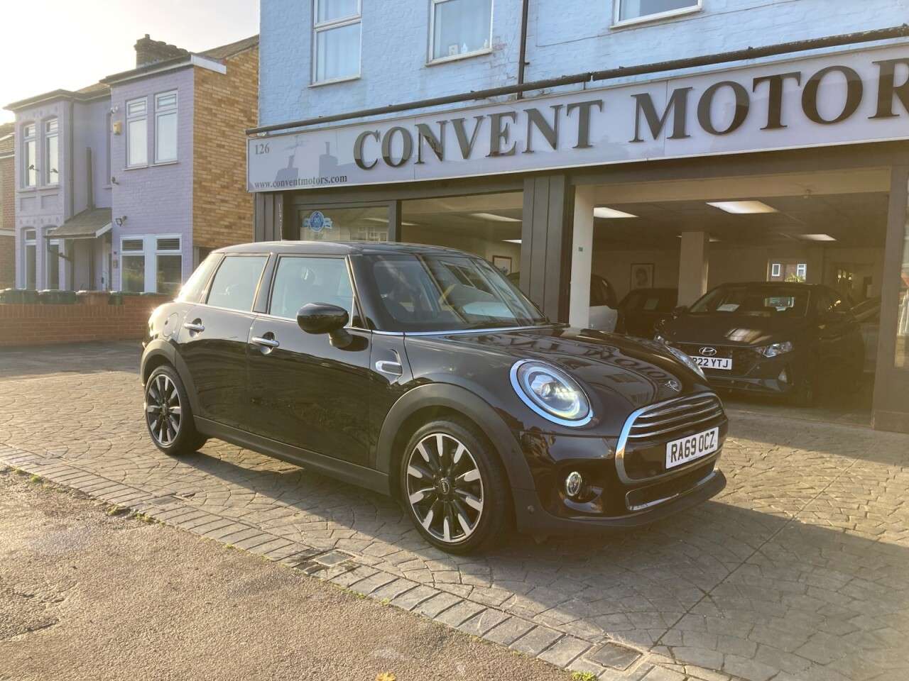 A 2019 MINI HATCH 1.5 Cooper Exclusive Hatchback 5dr Petrol Manual Euro 6 (s/s) (136 ps) SAT A 2019 MINI HATCH 1.5 Cooper Exclusive Hatchback 5dr Petrol Manual Euro 6 (s/s) (136 ps) SAT