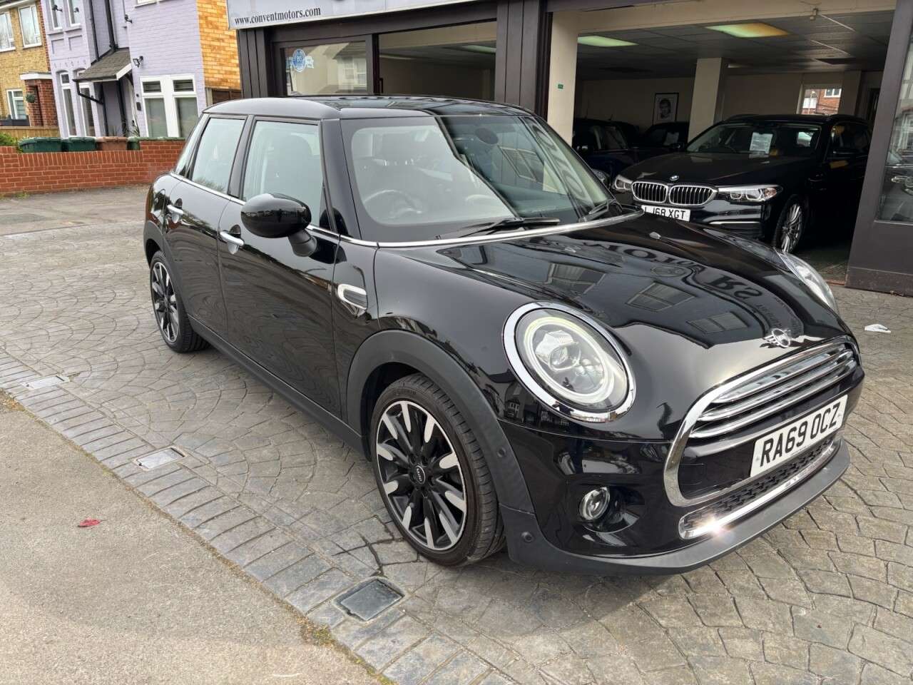 A 2019 MINI HATCH 1.5 Cooper Exclusive Hatchback 5dr Petrol Manual Euro 6 (s/s) (136 ps) SAT A 2019 MINI HATCH 1.5 Cooper Exclusive Hatchback 5dr Petrol Manual Euro 6 (s/s) (136 ps) SAT