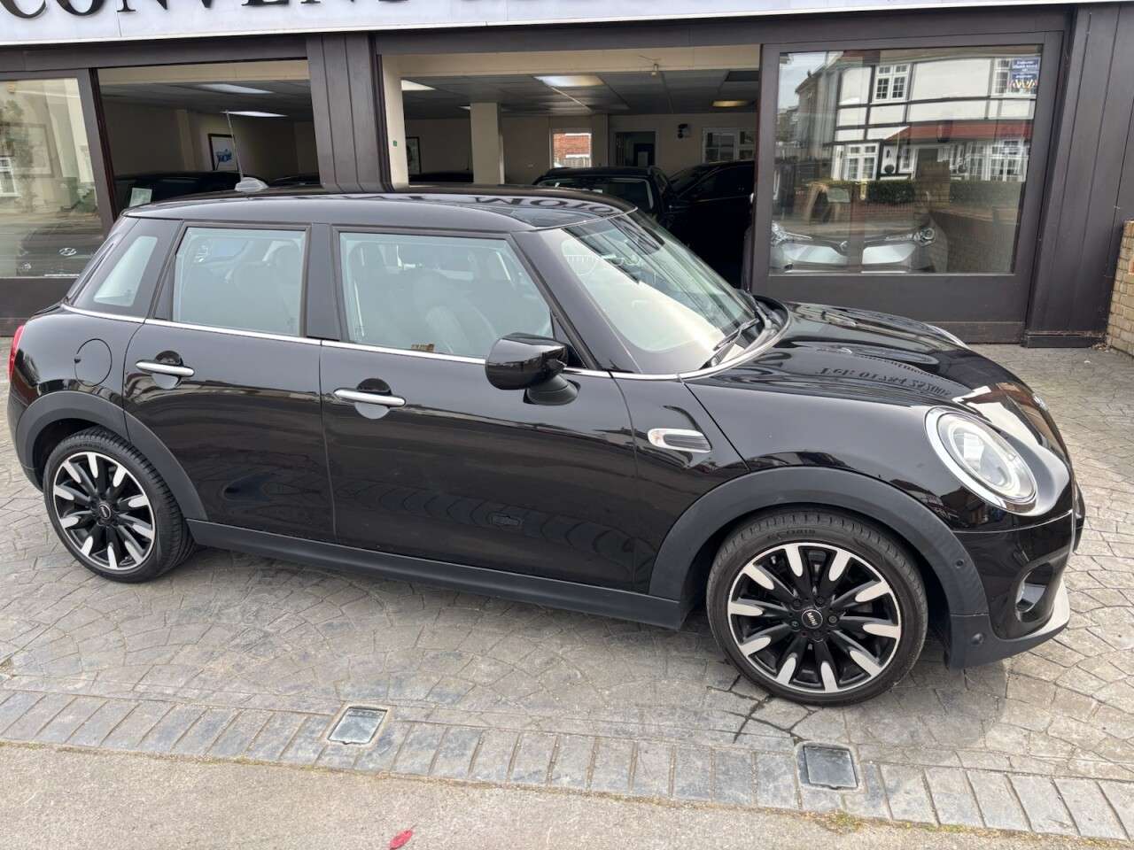 A 2019 MINI HATCH 1.5 Cooper Exclusive Hatchback 5dr Petrol Manual Euro 6 (s/s) (136 ps) SAT A 2019 MINI HATCH 1.5 Cooper Exclusive Hatchback 5dr Petrol Manual Euro 6 (s/s) (136 ps) SAT