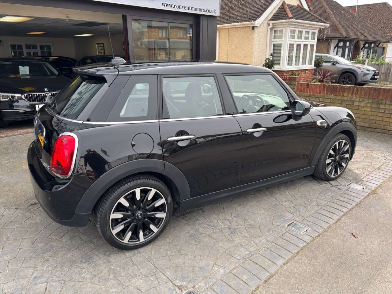 A 2019 MINI HATCH 1.5 Cooper Exclusive Hatchback 5dr Petrol Manual Euro 6 (s/s) (136 ps) SAT A 2019 MINI HATCH 1.5 Cooper Exclusive Hatchback 5dr Petrol Manual Euro 6 (s/s) (136 ps) SAT
