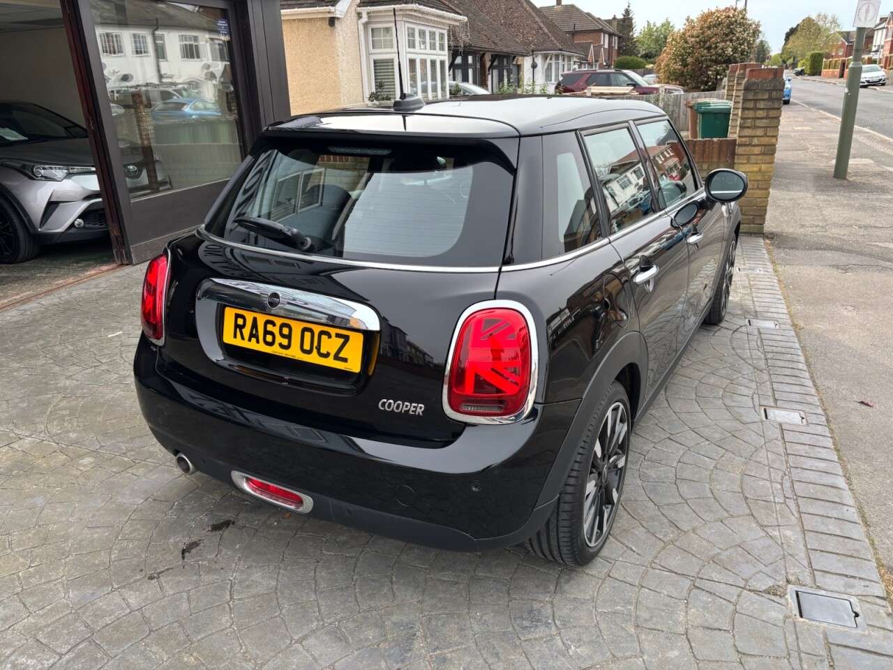 A 2019 MINI HATCH 1.5 Cooper Exclusive Hatchback 5dr Petrol Manual Euro 6 (s/s) (136 ps) SAT A 2019 MINI HATCH 1.5 Cooper Exclusive Hatchback 5dr Petrol Manual Euro 6 (s/s) (136 ps) SAT