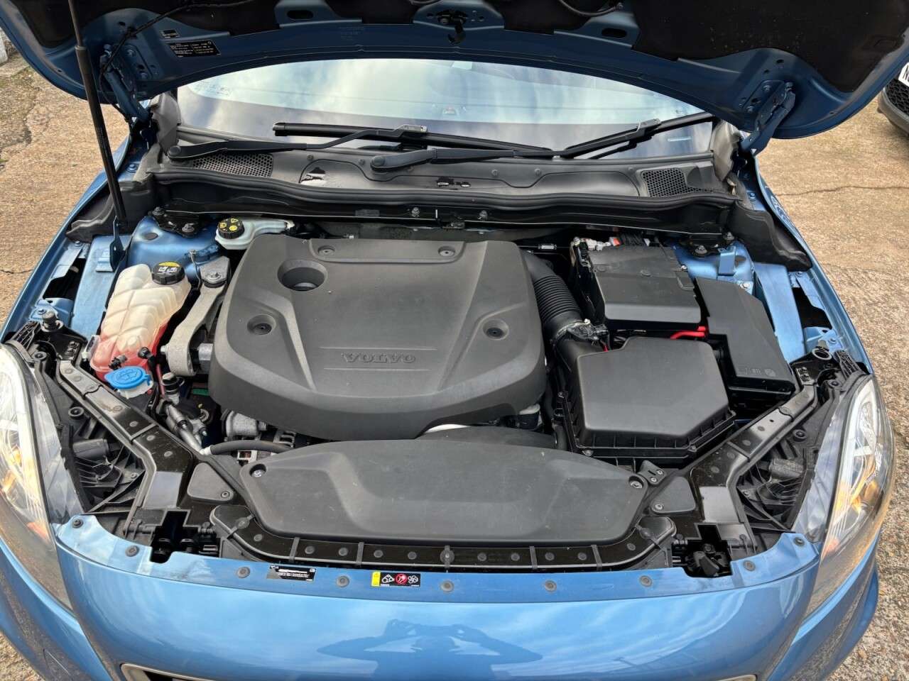 2015 VOLVO V40 2015 VOLVO V40