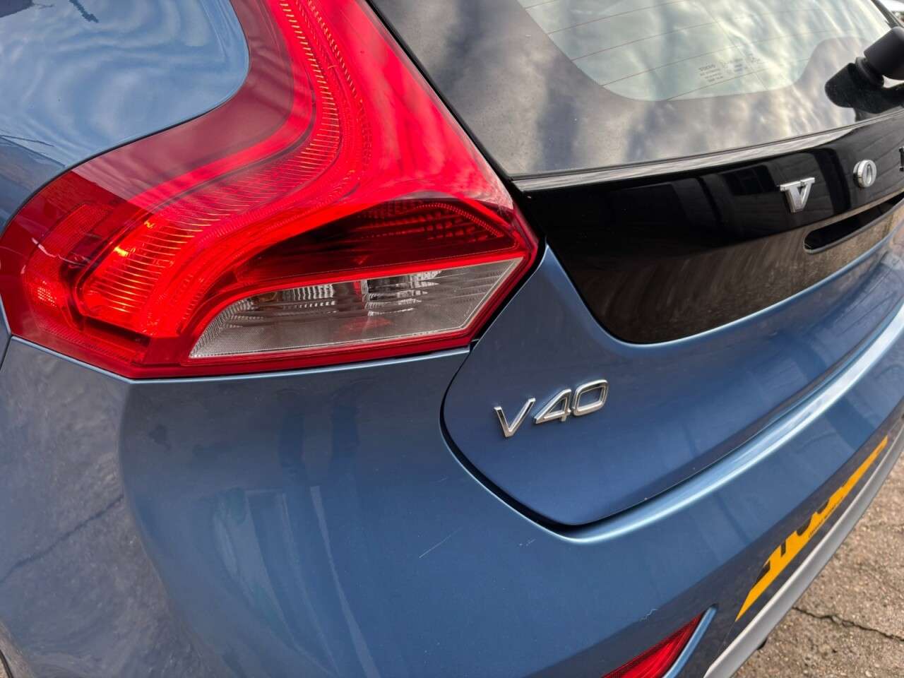 2015 VOLVO V40 2015 VOLVO V40