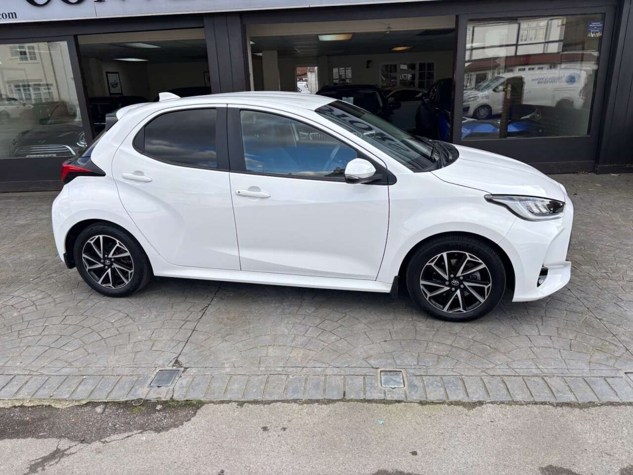 A 2022 TOYOTA YARIS 1.5 VVT-h Design Hatchback 5dr Petrol Hybrid E-CVT Euro 6 (s/s) (116 ps) RE A 2022 TOYOTA YARIS 1.5 VVT-h Design Hatchback 5dr Petrol Hybrid E-CVT Euro 6 (s/s) (116 ps) RE