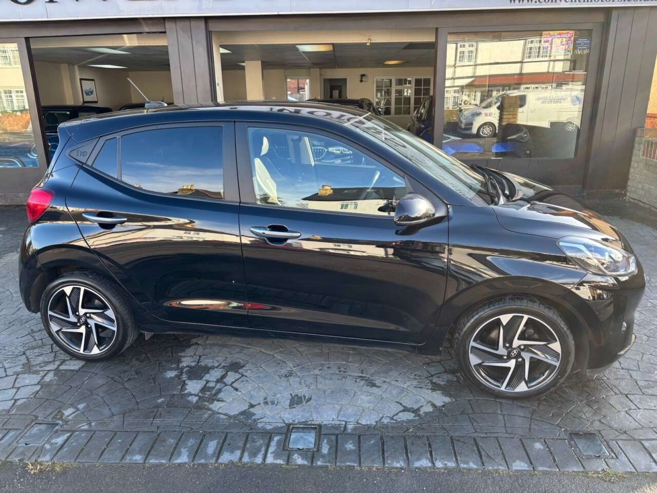 A 2023 HYUNDAI I10 1.0 Premium Hatchback 5dr Petrol Manual Euro 6 (s/s) (67 ps) REV CAMERA, HE A 2023 HYUNDAI I10 1.0 Premium Hatchback 5dr Petrol Manual Euro 6 (s/s) (67 ps) REV CAMERA, HE