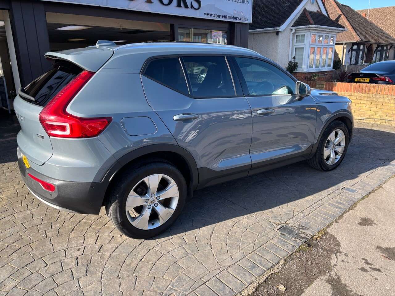 A 2019 VOLVO XC40 2.0 T4 Momentum Pro SUV 5dr Petrol Auto AWD Euro 6 (s/s) (190 ps) PANO GLAS A 2019 VOLVO XC40 2.0 T4 Momentum Pro SUV 5dr Petrol Auto AWD Euro 6 (s/s) (190 ps) PANO GLAS