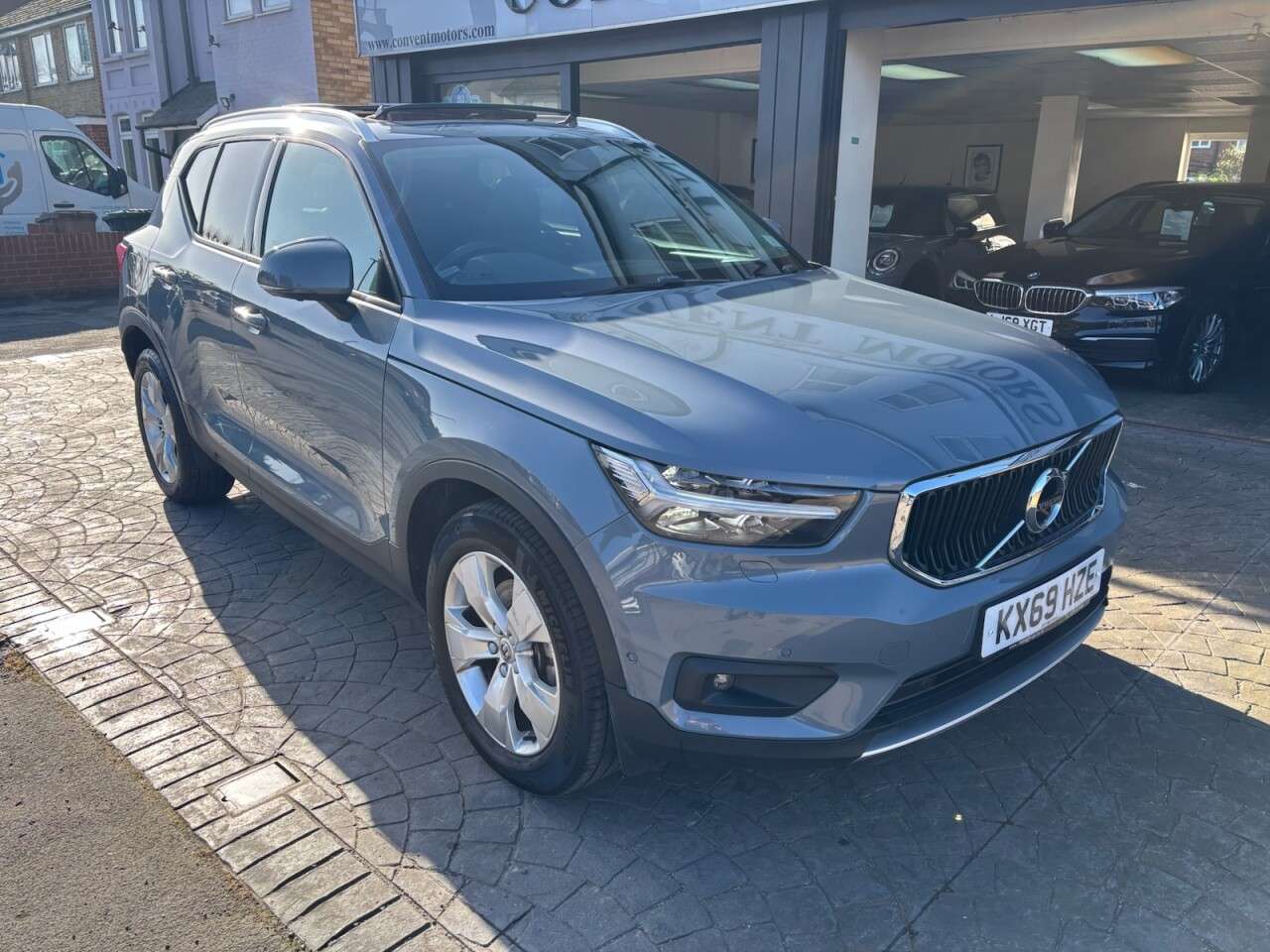 A 2019 VOLVO XC40 2.0 T4 Momentum Pro SUV 5dr Petrol Auto AWD Euro 6 (s/s) (190 ps) PANO GLAS A 2019 VOLVO XC40 2.0 T4 Momentum Pro SUV 5dr Petrol Auto AWD Euro 6 (s/s) (190 ps) PANO GLAS