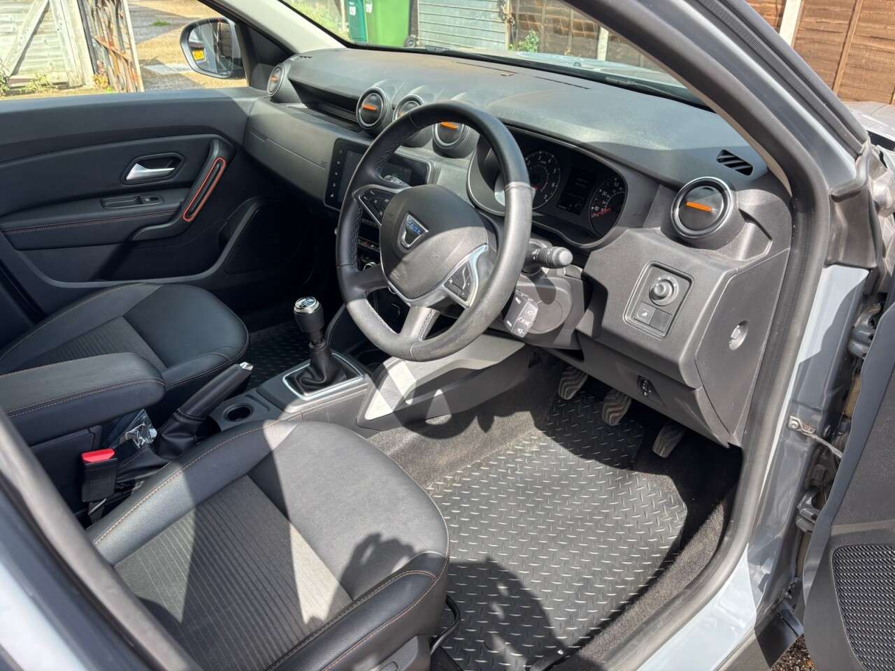 A 2022 DACIA DUSTER 1.3 TCe Extreme SE SUV 5dr Petrol Manual Euro 6 (s/s) (130 ps) SAT NAV, PAR A 2022 DACIA DUSTER 1.3 TCe Extreme SE SUV 5dr Petrol Manual Euro 6 (s/s) (130 ps) SAT NAV, PAR