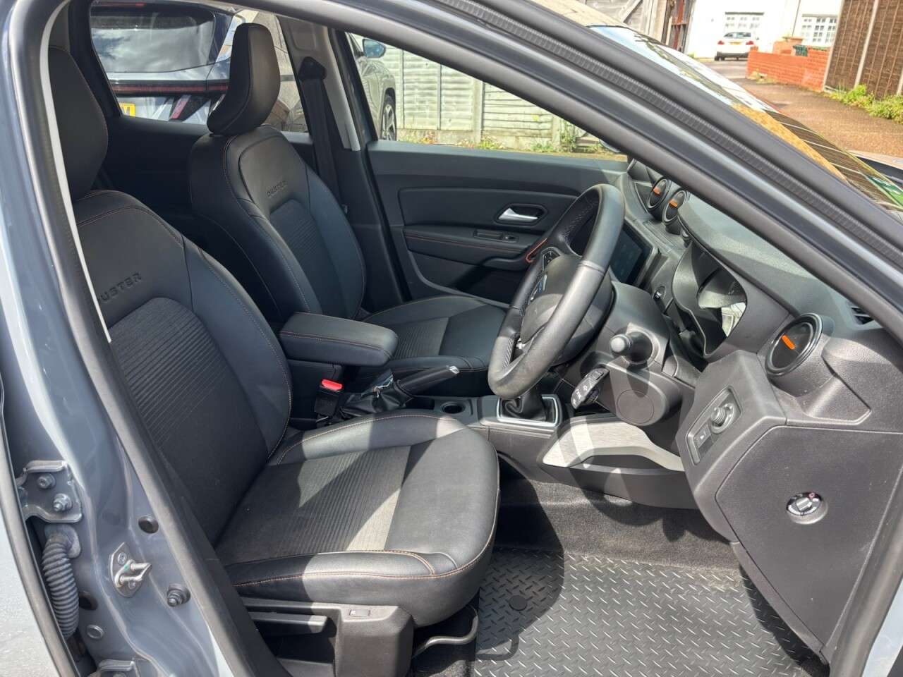 A 2022 DACIA DUSTER 1.3 TCe Extreme SE SUV 5dr Petrol Manual Euro 6 (s/s) (130 ps) SAT NAV, PAR A 2022 DACIA DUSTER 1.3 TCe Extreme SE SUV 5dr Petrol Manual Euro 6 (s/s) (130 ps) SAT NAV, PAR