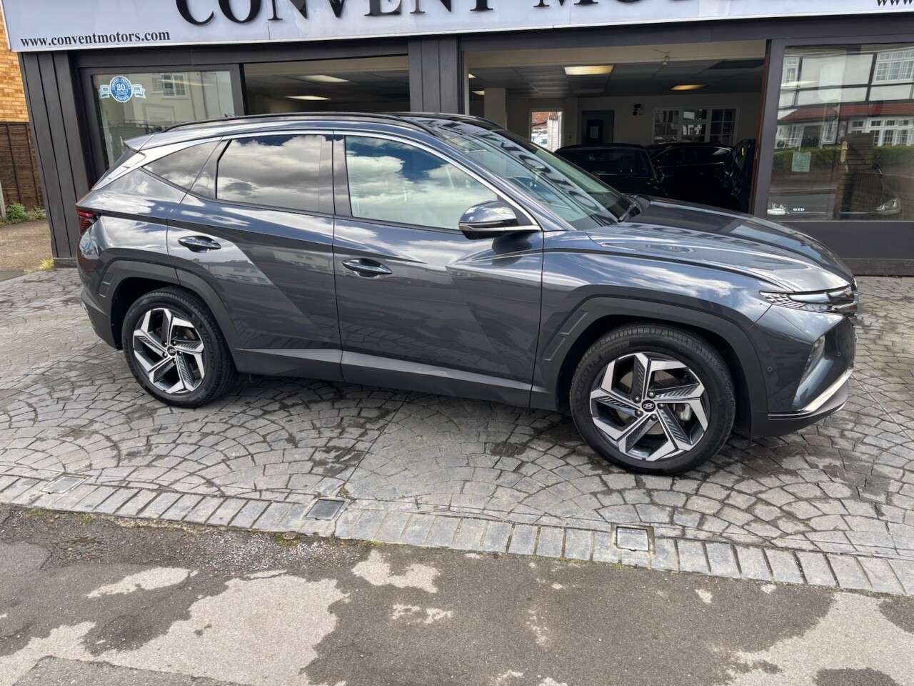A 2022 HYUNDAI TUCSON 1.6 h T-GDi Ultimate SUV 5dr Petrol Hybrid Auto Euro 6 (s/s) (230 ps) LEATH A 2022 HYUNDAI TUCSON 1.6 h T-GDi Ultimate SUV 5dr Petrol Hybrid Auto Euro 6 (s/s) (230 ps) LEATH