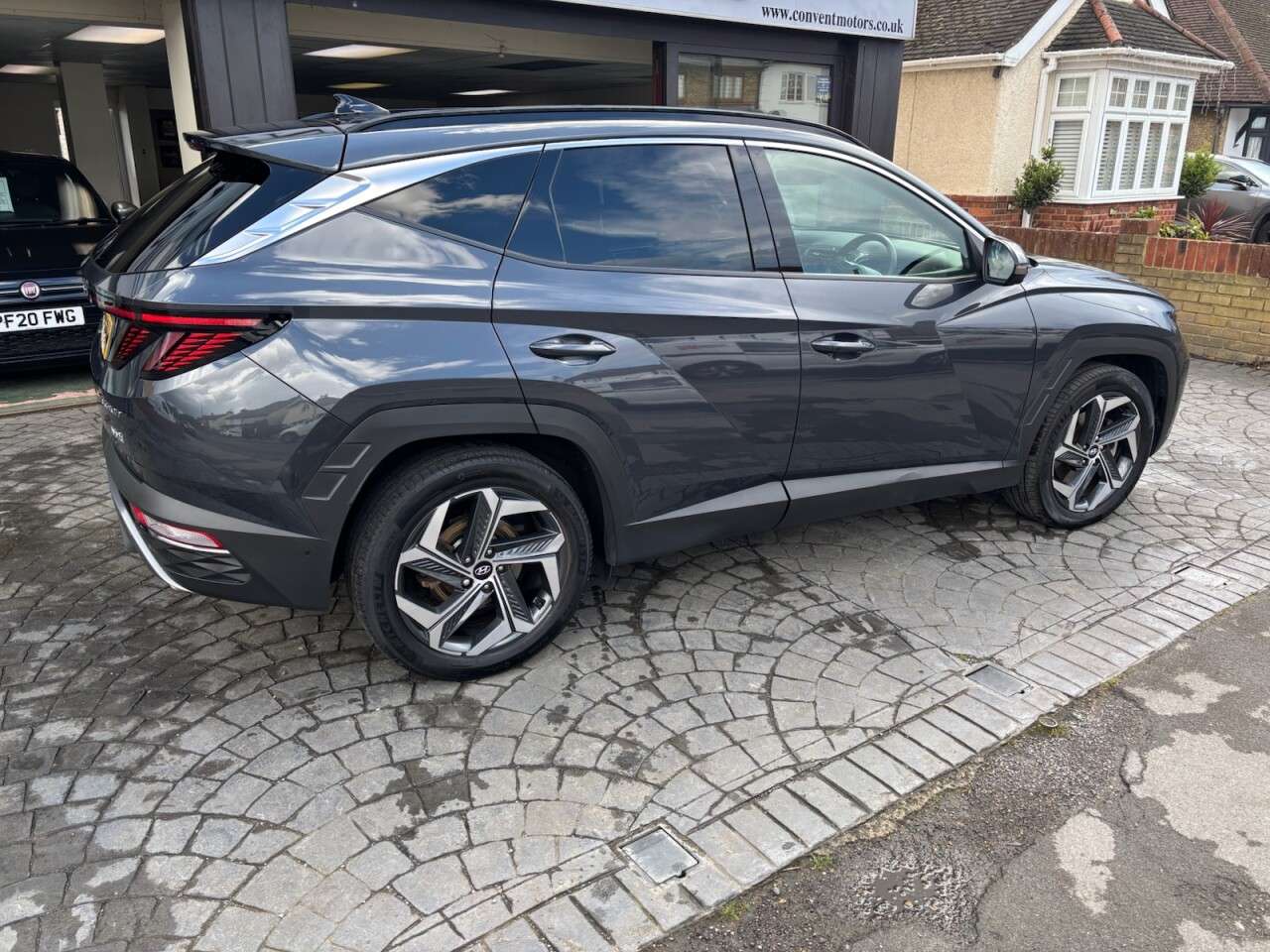 A 2022 HYUNDAI TUCSON 1.6 h T-GDi Ultimate SUV 5dr Petrol Hybrid Auto Euro 6 (s/s) (230 ps) LEATH A 2022 HYUNDAI TUCSON 1.6 h T-GDi Ultimate SUV 5dr Petrol Hybrid Auto Euro 6 (s/s) (230 ps) LEATH