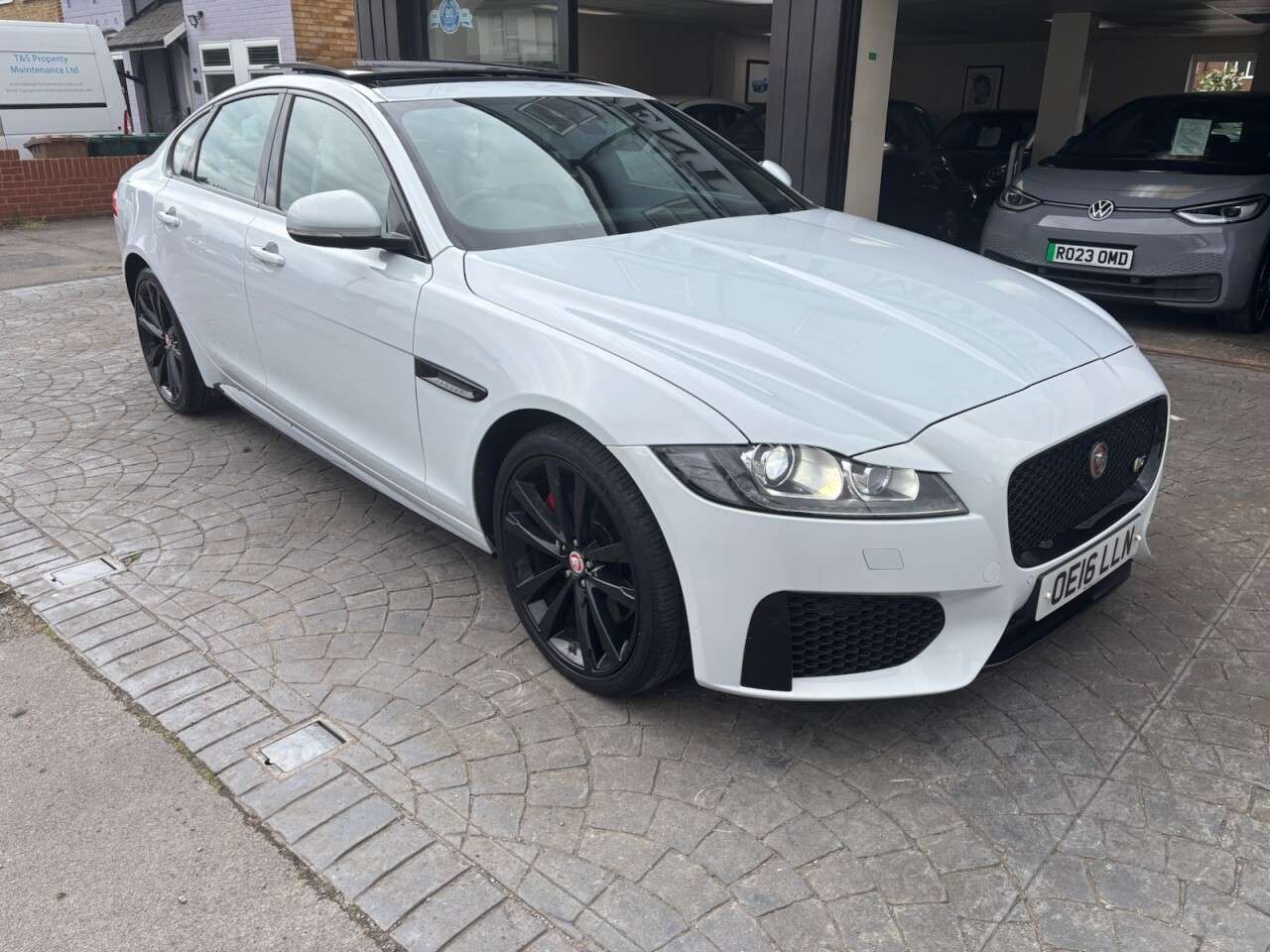 A 2016 JAGUAR XF 3.0d V6 S Saloon 4dr Diesel Auto Euro 6 (s/s) (300 ps) PANO ROOF, LEATHER H A 2016 JAGUAR XF 3.0d V6 S Saloon 4dr Diesel Auto Euro 6 (s/s) (300 ps) PANO ROOF, LEATHER H