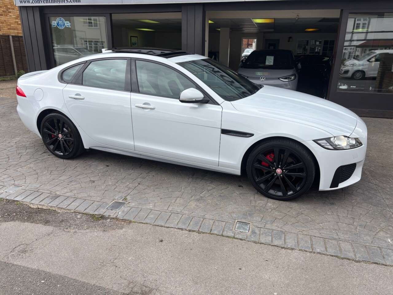 A 2016 JAGUAR XF 3.0d V6 S Saloon 4dr Diesel Auto Euro 6 (s/s) (300 ps) PANO ROOF, LEATHER H A 2016 JAGUAR XF 3.0d V6 S Saloon 4dr Diesel Auto Euro 6 (s/s) (300 ps) PANO ROOF, LEATHER H