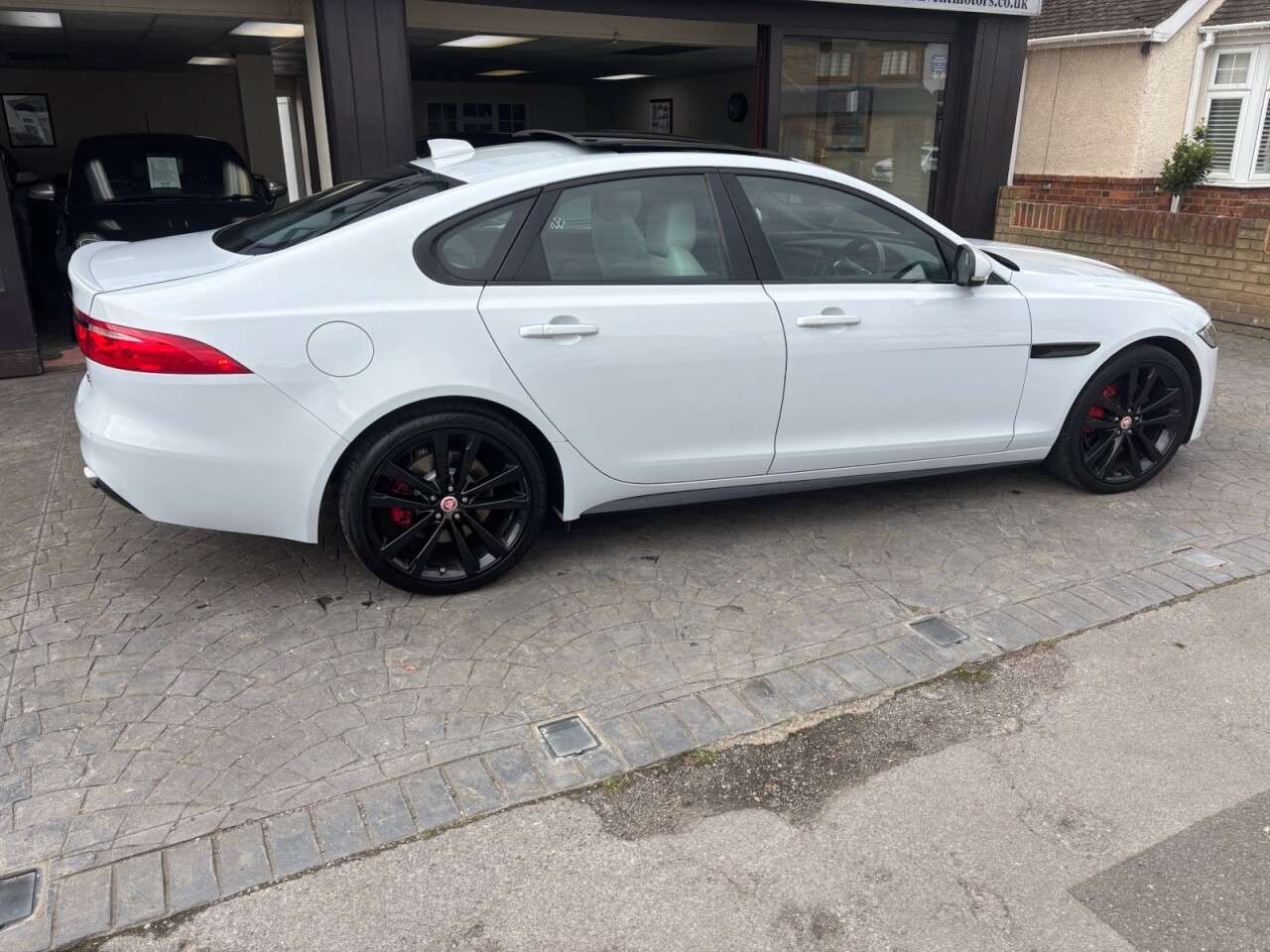 A 2016 JAGUAR XF 3.0d V6 S Saloon 4dr Diesel Auto Euro 6 (s/s) (300 ps) PANO ROOF, LEATHER H A 2016 JAGUAR XF 3.0d V6 S Saloon 4dr Diesel Auto Euro 6 (s/s) (300 ps) PANO ROOF, LEATHER H