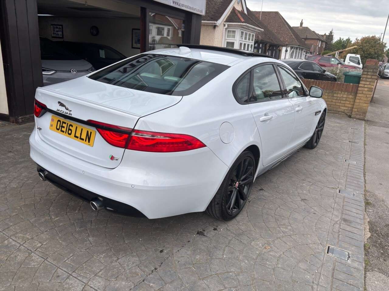 A 2016 JAGUAR XF 3.0d V6 S Saloon 4dr Diesel Auto Euro 6 (s/s) (300 ps) PANO ROOF, LEATHER H A 2016 JAGUAR XF 3.0d V6 S Saloon 4dr Diesel Auto Euro 6 (s/s) (300 ps) PANO ROOF, LEATHER H