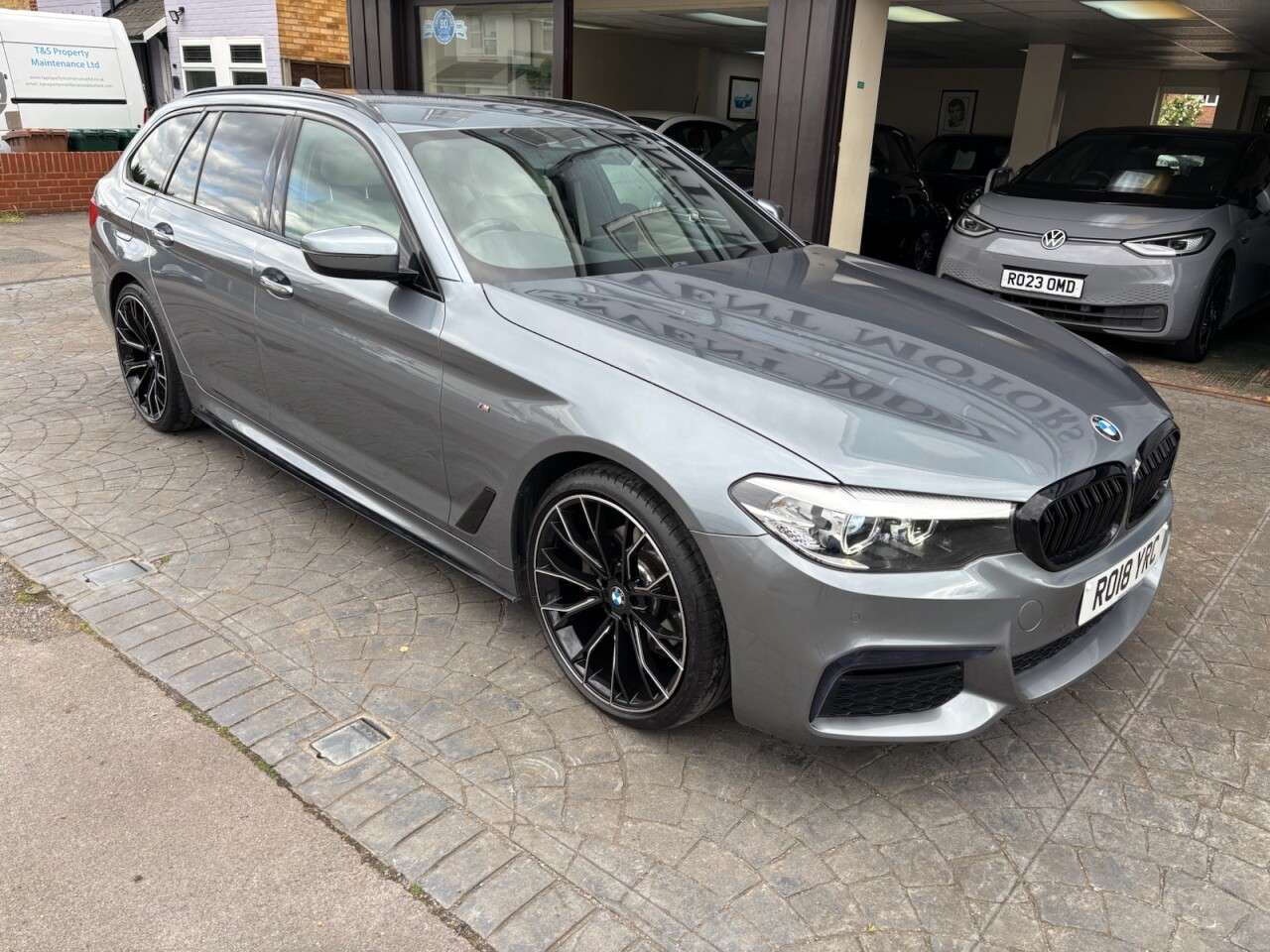 A 2018 BMW 5 SERIES 2.0 520i M Sport Touring 5dr Petrol Auto Euro 6 (s/s) (184 ps) A 2018 BMW 5 SERIES 2.0 520i M Sport Touring 5dr Petrol Auto Euro 6 (s/s) (184 ps)