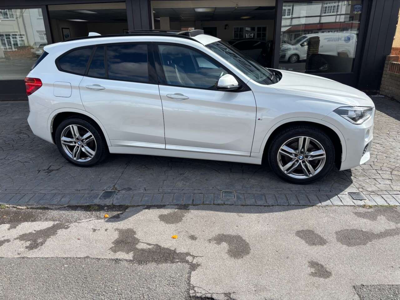 A 2018 BMW X1 2.0 20i M Sport SUV 5dr Petrol Auto xDrive Euro 6 (s/s) (192 ps) PANORAMIC A 2018 BMW X1 2.0 20i M Sport SUV 5dr Petrol Auto xDrive Euro 6 (s/s) (192 ps) PANORAMIC