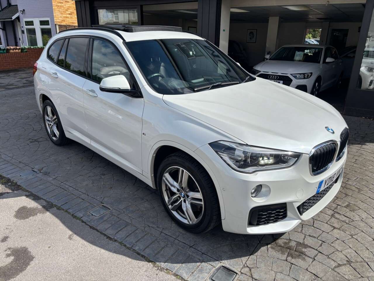 A 2018 BMW X1 2.0 20i M Sport SUV 5dr Petrol Auto xDrive Euro 6 (s/s) (192 ps) PANORAMIC A 2018 BMW X1 2.0 20i M Sport SUV 5dr Petrol Auto xDrive Euro 6 (s/s) (192 ps) PANORAMIC
