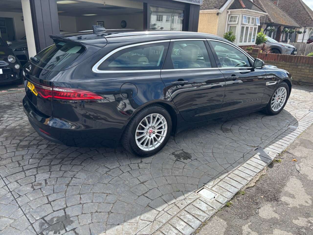 A 2017 JAGUAR XF 2.0d Prestige Sportbrake 5dr Diesel Auto Euro 6 (s/s) (163 ps) SAY NAV, BEI A 2017 JAGUAR XF 2.0d Prestige Sportbrake 5dr Diesel Auto Euro 6 (s/s) (163 ps) SAY NAV, BEI