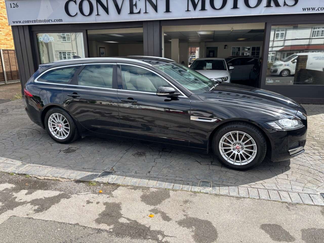 A 2017 JAGUAR XF 2.0d Prestige Sportbrake 5dr Diesel Auto Euro 6 (s/s) (163 ps) SAY NAV, BEI A 2017 JAGUAR XF 2.0d Prestige Sportbrake 5dr Diesel Auto Euro 6 (s/s) (163 ps) SAY NAV, BEI