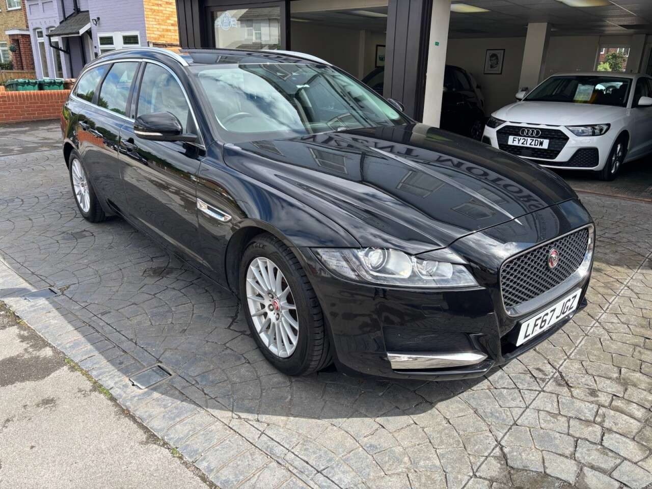 A 2017 JAGUAR XF 2.0d Prestige Sportbrake 5dr Diesel Auto Euro 6 (s/s) (163 ps) SAY NAV, BEI A 2017 JAGUAR XF 2.0d Prestige Sportbrake 5dr Diesel Auto Euro 6 (s/s) (163 ps) SAY NAV, BEI