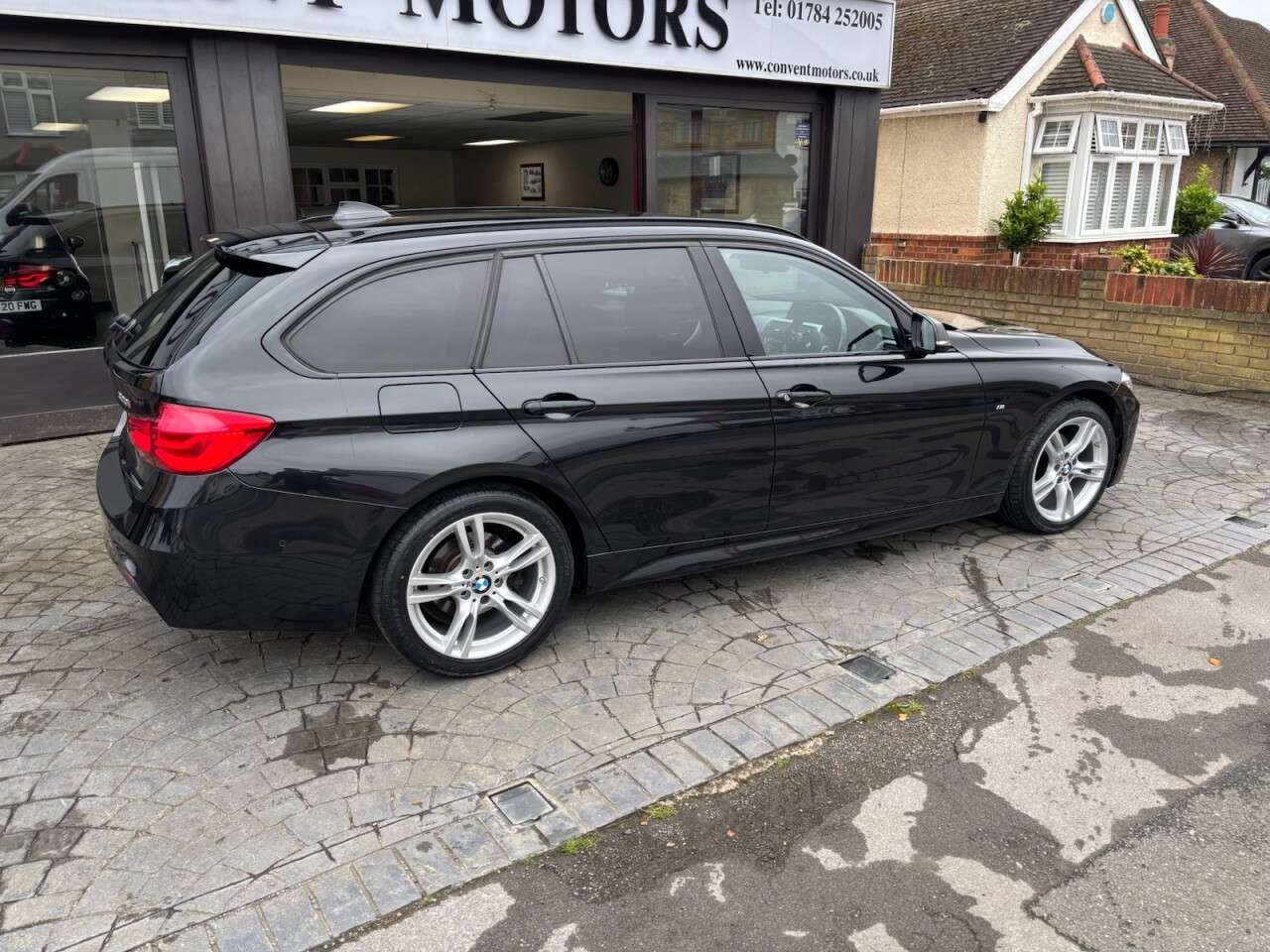 A 2018 BMW 3 SERIES 2.0 320i M Sport Touring 5dr Petrol Auto xDrive Euro 6 (s/s) (184 ps) BLACK A 2018 BMW 3 SERIES 2.0 320i M Sport Touring 5dr Petrol Auto xDrive Euro 6 (s/s) (184 ps) BLACK
