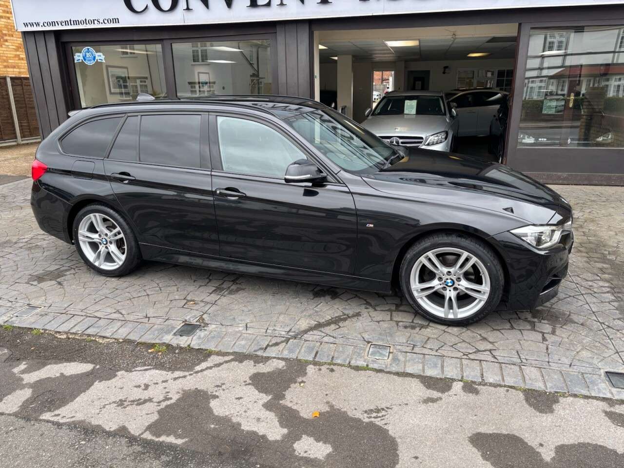 A 2018 BMW 3 SERIES 2.0 320i M Sport Touring 5dr Petrol Auto xDrive Euro 6 (s/s) (184 ps) BLACK A 2018 BMW 3 SERIES 2.0 320i M Sport Touring 5dr Petrol Auto xDrive Euro 6 (s/s) (184 ps) BLACK