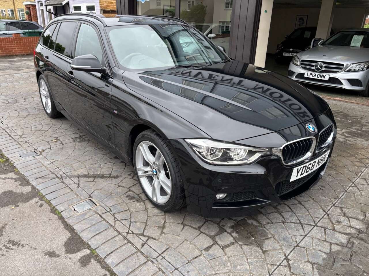 A 2018 BMW 3 SERIES 2.0 320i M Sport Touring 5dr Petrol Auto xDrive Euro 6 (s/s) (184 ps) BLACK A 2018 BMW 3 SERIES 2.0 320i M Sport Touring 5dr Petrol Auto xDrive Euro 6 (s/s) (184 ps) BLACK