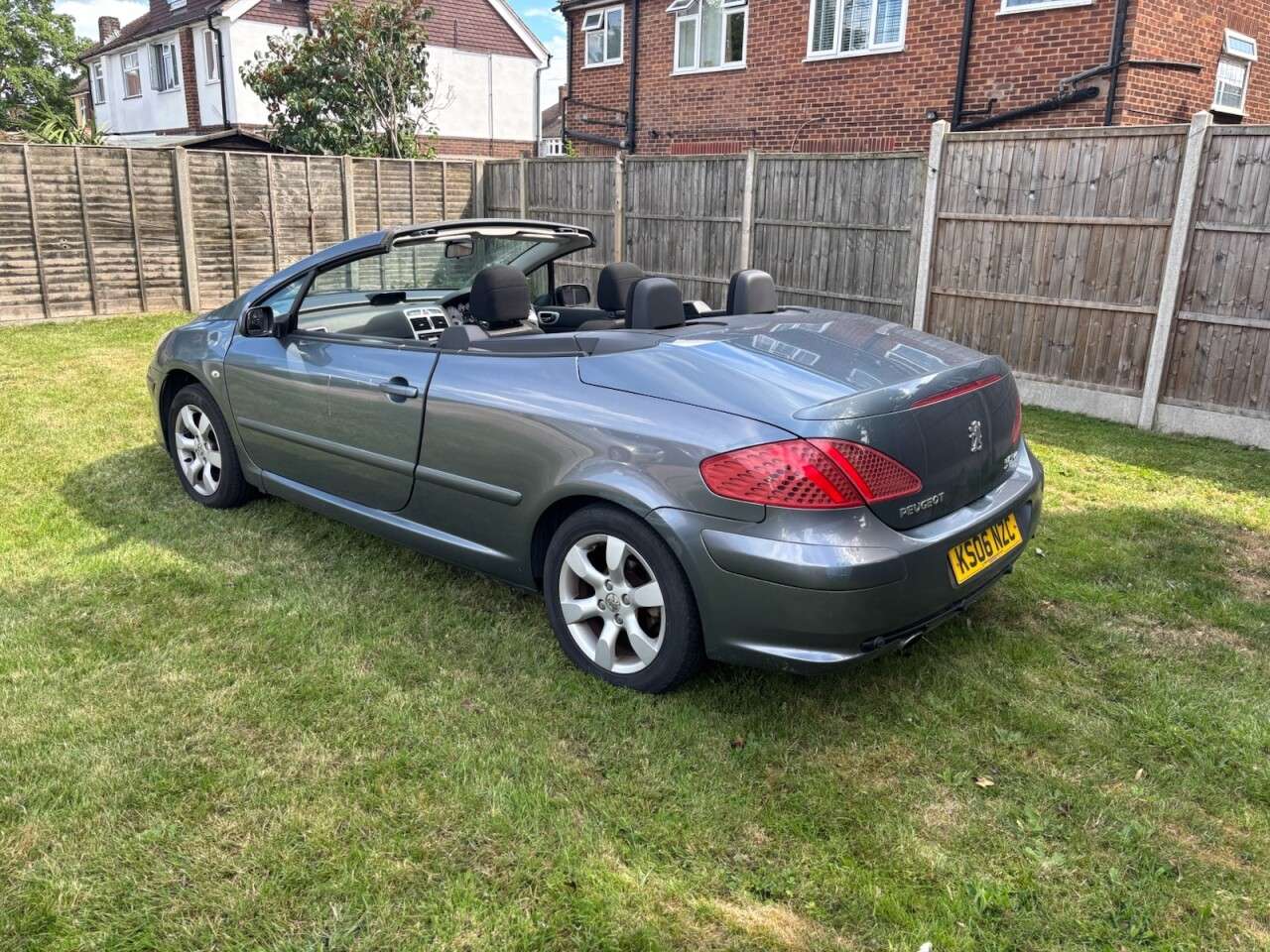 A 2006 PEUGEOT 307 CC 2.0 16v S Convertible 2dr Petrol Manual (192 g/km, 140 bhp) CLIMATE CONTROL A 2006 PEUGEOT 307 CC 2.0 16v S Convertible 2dr Petrol Manual (192 g/km, 140 bhp) CLIMATE CONTROL