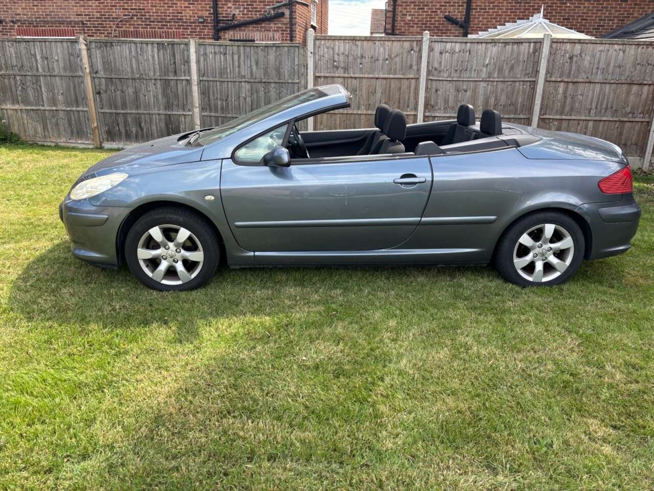A 2006 PEUGEOT 307 CC 2.0 16v S Convertible 2dr Petrol Manual (192 g/km, 140 bhp) CLIMATE CONTROL A 2006 PEUGEOT 307 CC 2.0 16v S Convertible 2dr Petrol Manual (192 g/km, 140 bhp) CLIMATE CONTROL