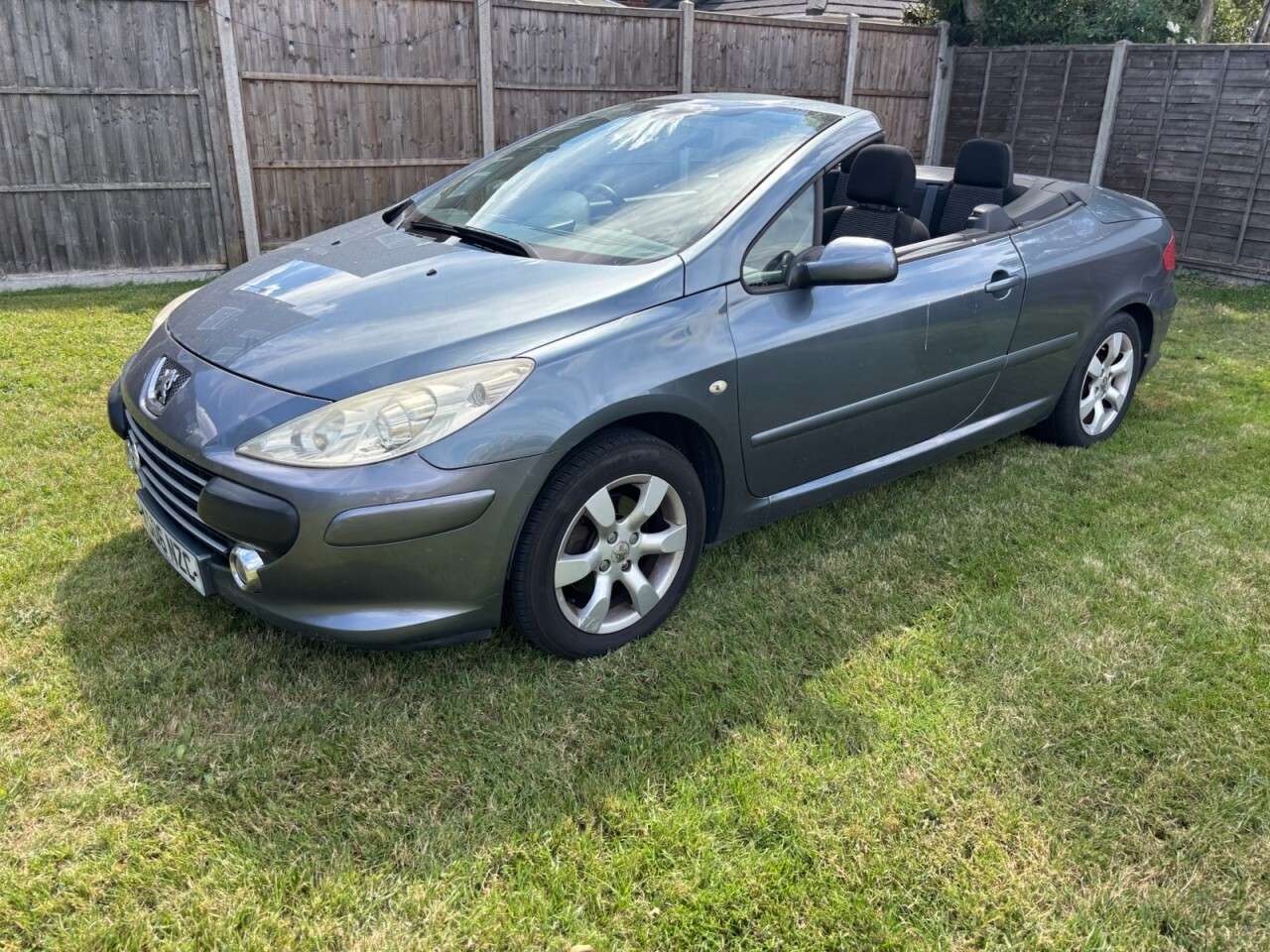 A 2006 PEUGEOT 307 CC 2.0 16v S Convertible 2dr Petrol Manual (192 g/km, 140 bhp) CLIMATE CONTROL A 2006 PEUGEOT 307 CC 2.0 16v S Convertible 2dr Petrol Manual (192 g/km, 140 bhp) CLIMATE CONTROL
