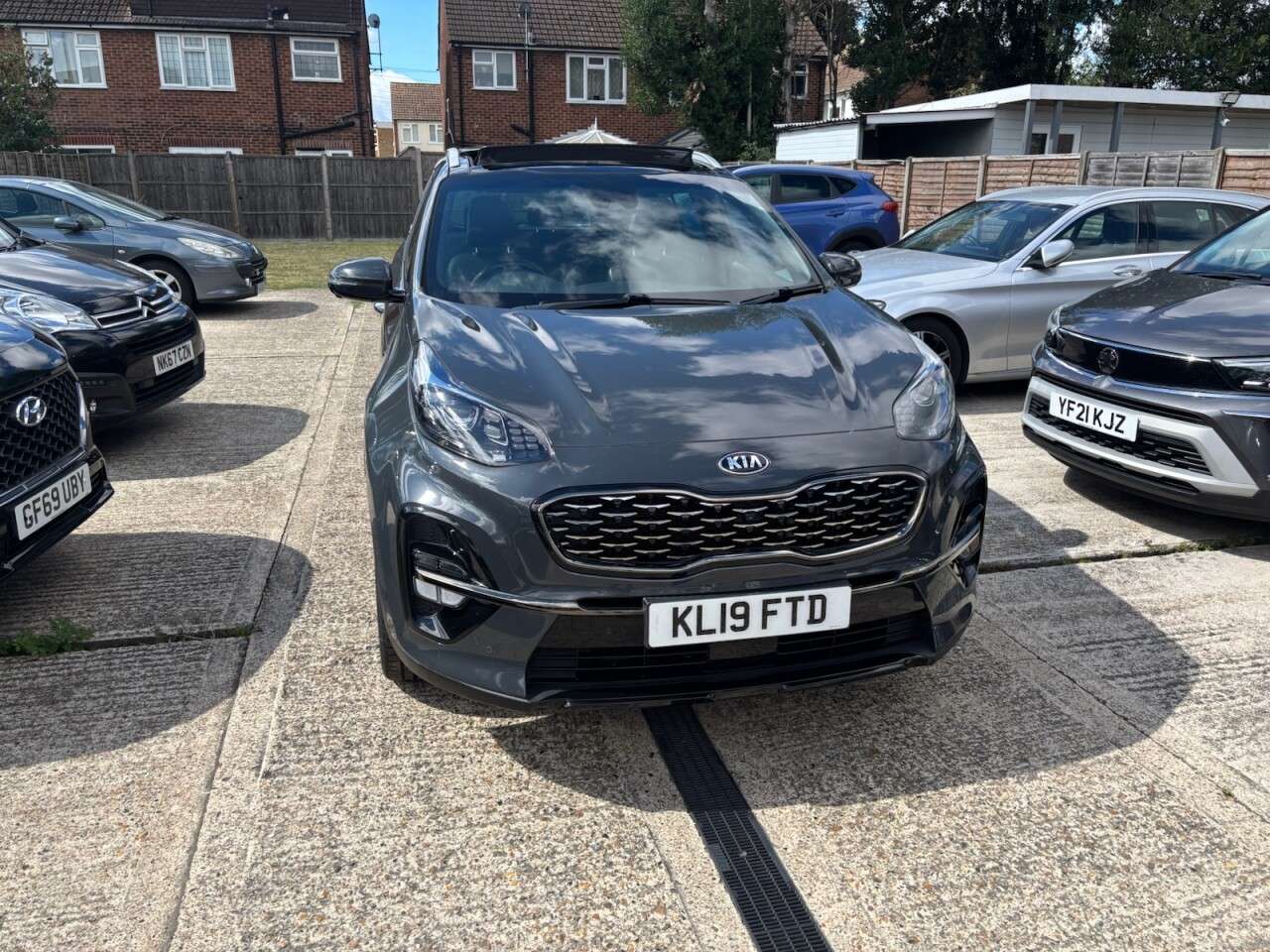 A 2019 KIA SPORTAGE 1.6 T-GDi GT-Line S SUV 5dr Petrol DCT AWD Euro 6 (s/s) (174 bhp) A 2019 KIA SPORTAGE 1.6 T-GDi GT-Line S SUV 5dr Petrol DCT AWD Euro 6 (s/s) (174 bhp)