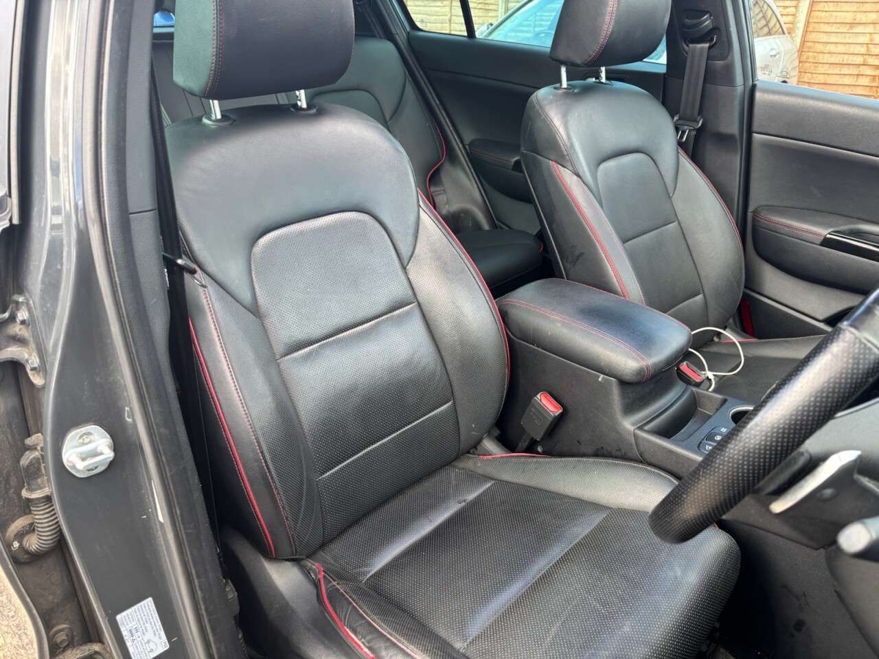 A 2019 KIA SPORTAGE 1.6 T-GDi GT-Line S SUV 5dr Petrol DCT AWD Euro 6 (s/s) (174 bhp) A 2019 KIA SPORTAGE 1.6 T-GDi GT-Line S SUV 5dr Petrol DCT AWD Euro 6 (s/s) (174 bhp)