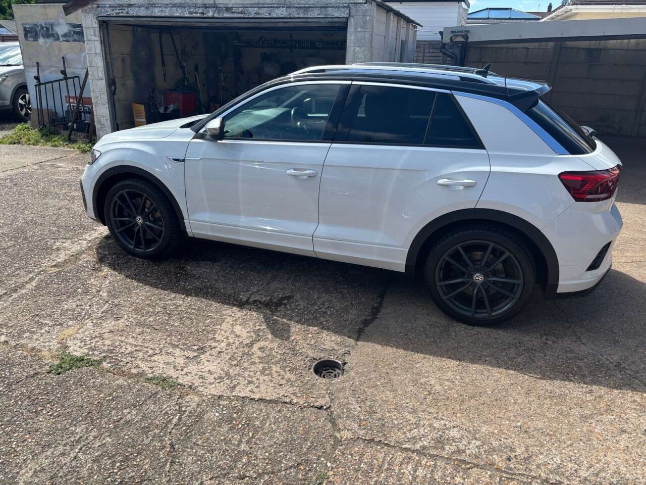 A 2021 VOLKSWAGEN T-ROC 2.0 TSI R SUV 5dr Petrol DSG 4Motion Euro 6 (s/s) (300 ps) SAT NAV, APPLE C A 2021 VOLKSWAGEN T-ROC 2.0 TSI R SUV 5dr Petrol DSG 4Motion Euro 6 (s/s) (300 ps) SAT NAV, APPLE C