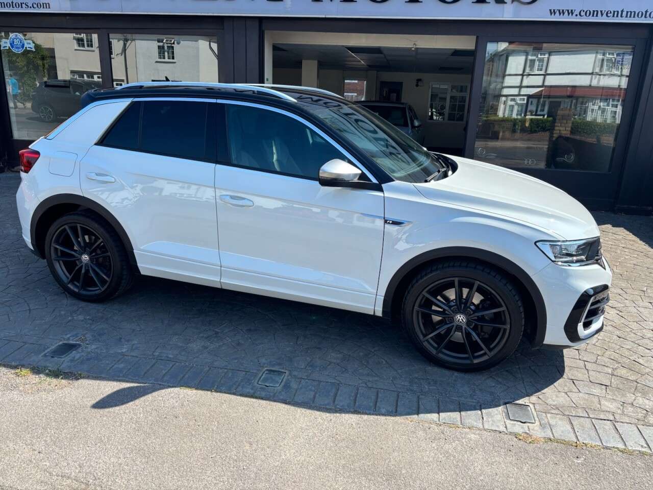A 2021 VOLKSWAGEN T-ROC 2.0 TSI R SUV 5dr Petrol DSG 4Motion Euro 6 (s/s) (300 ps) SAT NAV, APPLE C A 2021 VOLKSWAGEN T-ROC 2.0 TSI R SUV 5dr Petrol DSG 4Motion Euro 6 (s/s) (300 ps) SAT NAV, APPLE C
