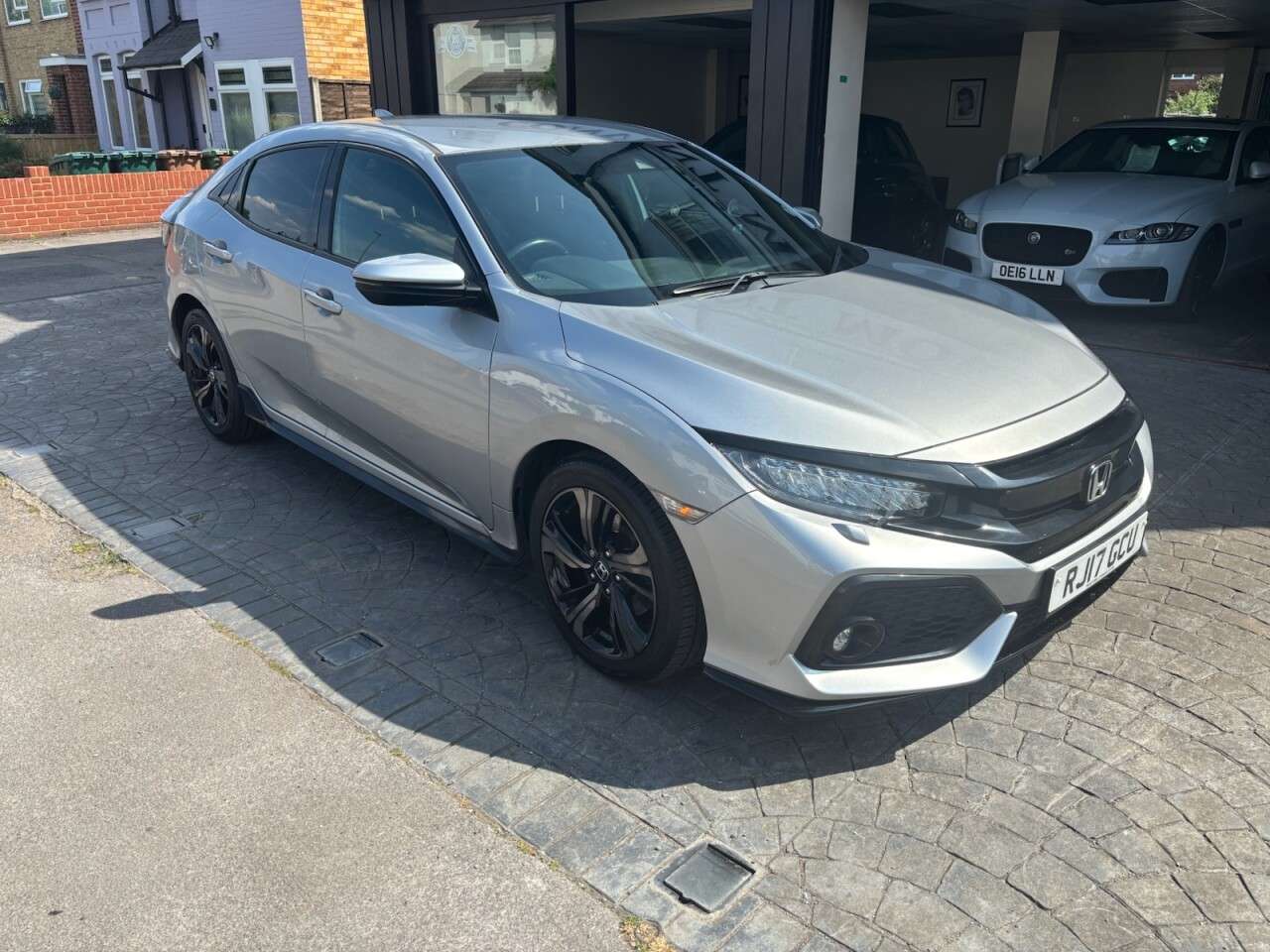 A 2017 HONDA CIVIC 1.5 VTEC Turbo Sport Hatchback 5dr Petrol CVT Euro 6 (s/s) (182 ps) SAT NAV A 2017 HONDA CIVIC 1.5 VTEC Turbo Sport Hatchback 5dr Petrol CVT Euro 6 (s/s) (182 ps) SAT NAV