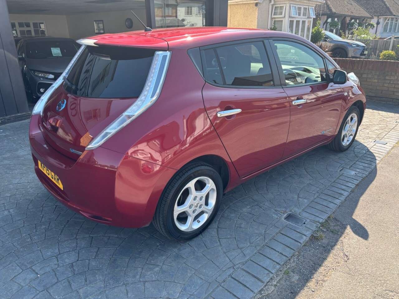 A 2015 NISSAN LEAF 24kWh Visia+ Hatchback 5dr Electric Auto (107 bhp) 3 OIN AND 32 AMP CHARGIN A 2015 NISSAN LEAF 24kWh Visia+ Hatchback 5dr Electric Auto (107 bhp) 3 OIN AND 32 AMP CHARGIN