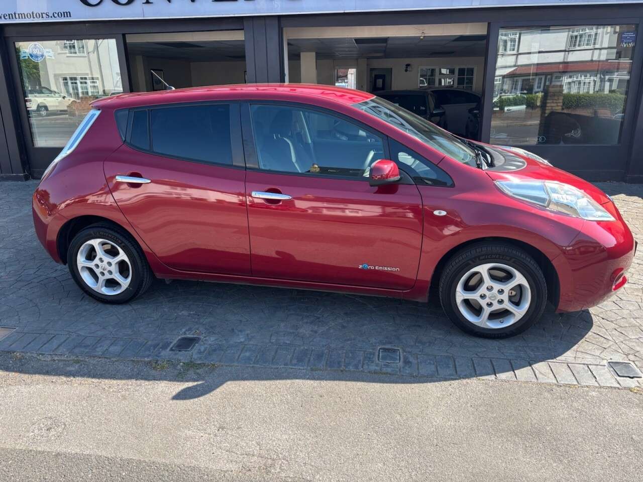 A 2015 NISSAN LEAF 24kWh Visia+ Hatchback 5dr Electric Auto (107 bhp) 3 OIN AND 32 AMP CHARGIN A 2015 NISSAN LEAF 24kWh Visia+ Hatchback 5dr Electric Auto (107 bhp) 3 OIN AND 32 AMP CHARGIN