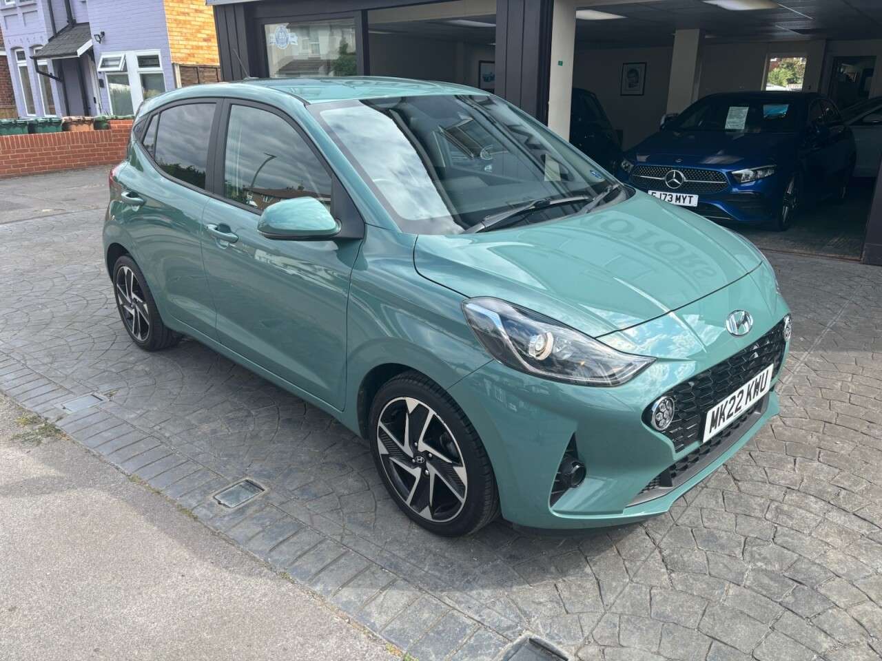 A 2022 HYUNDAI I10 1.2 Premium Hatchback 5dr Petrol Auto Euro 6 (s/s) (84 ps) A 2022 HYUNDAI I10 1.2 Premium Hatchback 5dr Petrol Auto Euro 6 (s/s) (84 ps)