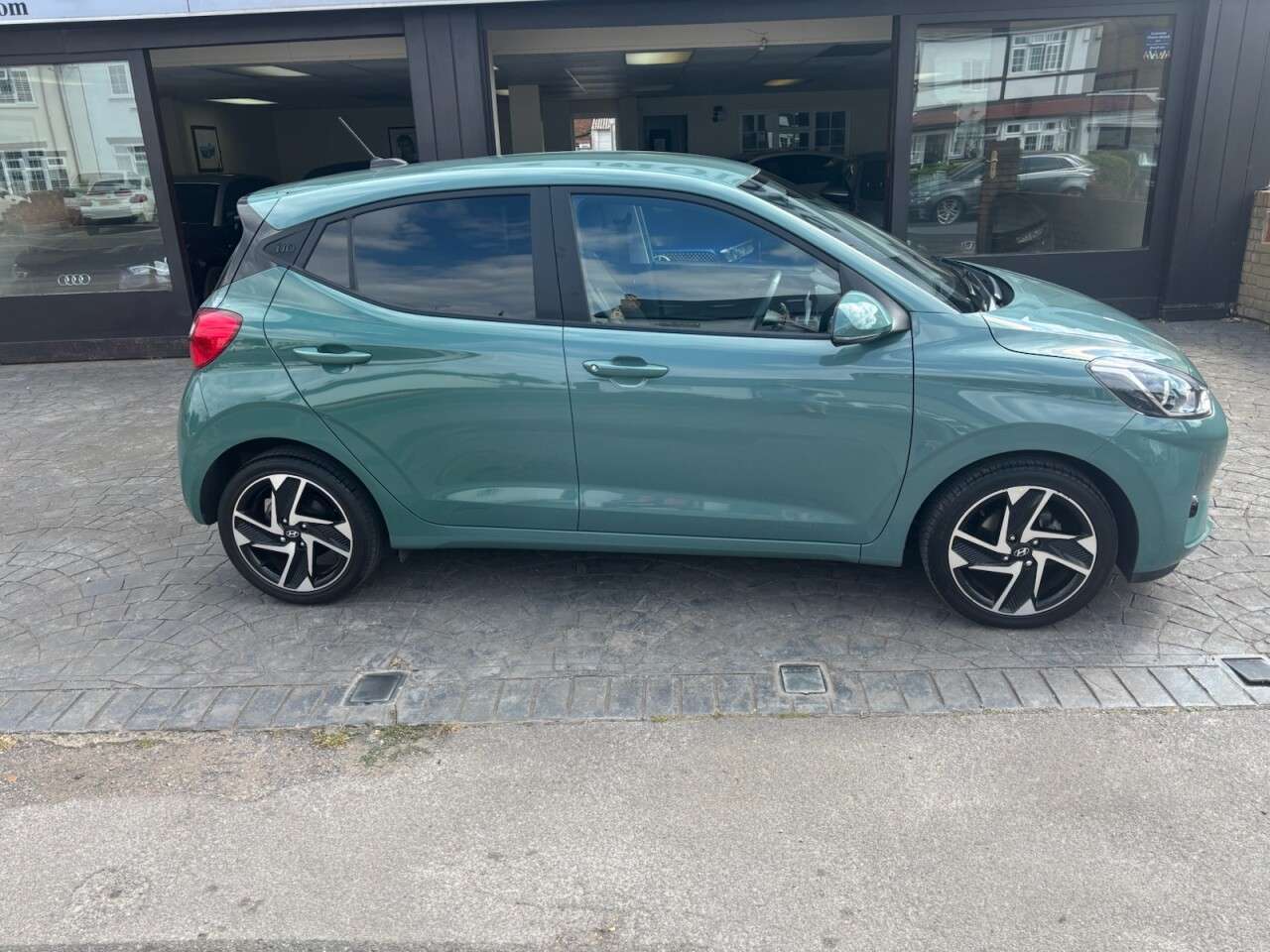 A 2022 HYUNDAI I10 1.2 Premium Hatchback 5dr Petrol Auto Euro 6 (s/s) (84 ps) A 2022 HYUNDAI I10 1.2 Premium Hatchback 5dr Petrol Auto Euro 6 (s/s) (84 ps)