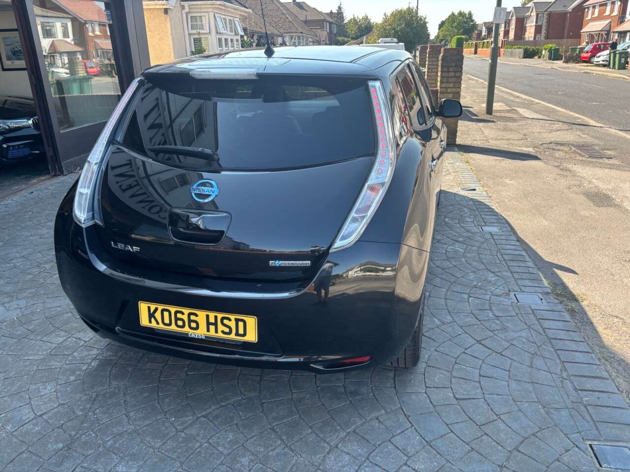 A 2017 NISSAN LEAF 30kWh Tekna Hatchback 5dr Electric Auto (109 bhp) LEATHER HEATED, SAT NAV, A 2017 NISSAN LEAF 30kWh Tekna Hatchback 5dr Electric Auto (109 bhp) LEATHER HEATED, SAT NAV,