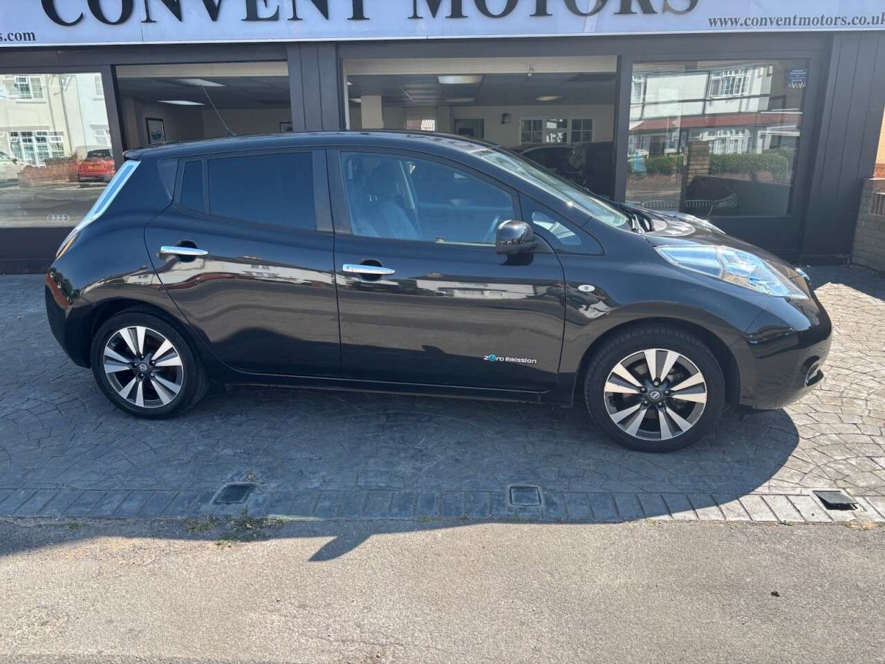 A 2017 NISSAN LEAF 30kWh Tekna Hatchback 5dr Electric Auto (109 bhp) LEATHER HEATED, SAT NAV, A 2017 NISSAN LEAF 30kWh Tekna Hatchback 5dr Electric Auto (109 bhp) LEATHER HEATED, SAT NAV,