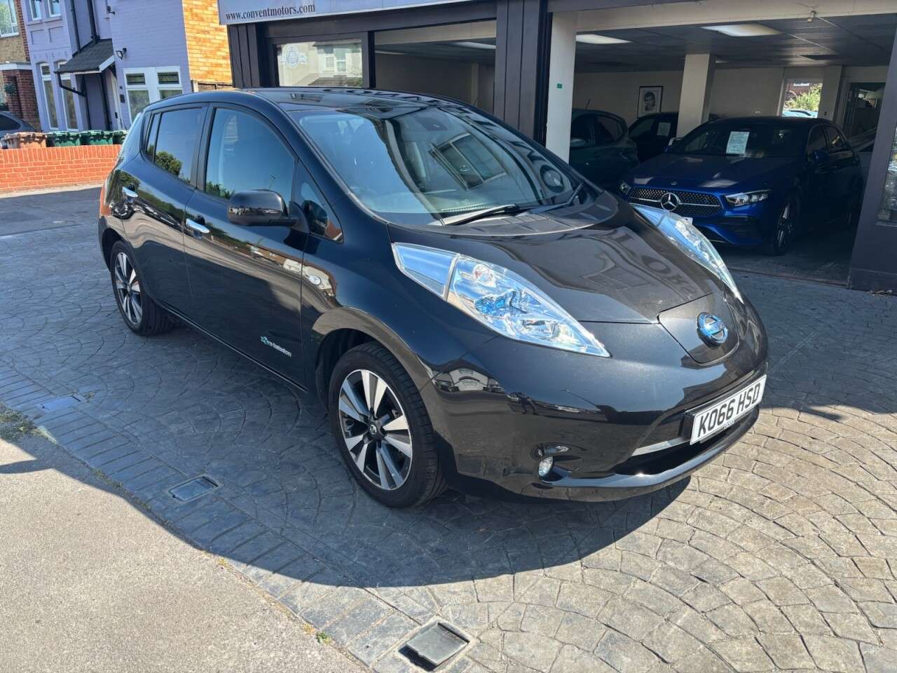 A 2017 NISSAN LEAF 30kWh Tekna Hatchback 5dr Electric Auto (109 bhp) LEATHER HEATED, SAT NAV, A 2017 NISSAN LEAF 30kWh Tekna Hatchback 5dr Electric Auto (109 bhp) LEATHER HEATED, SAT NAV,