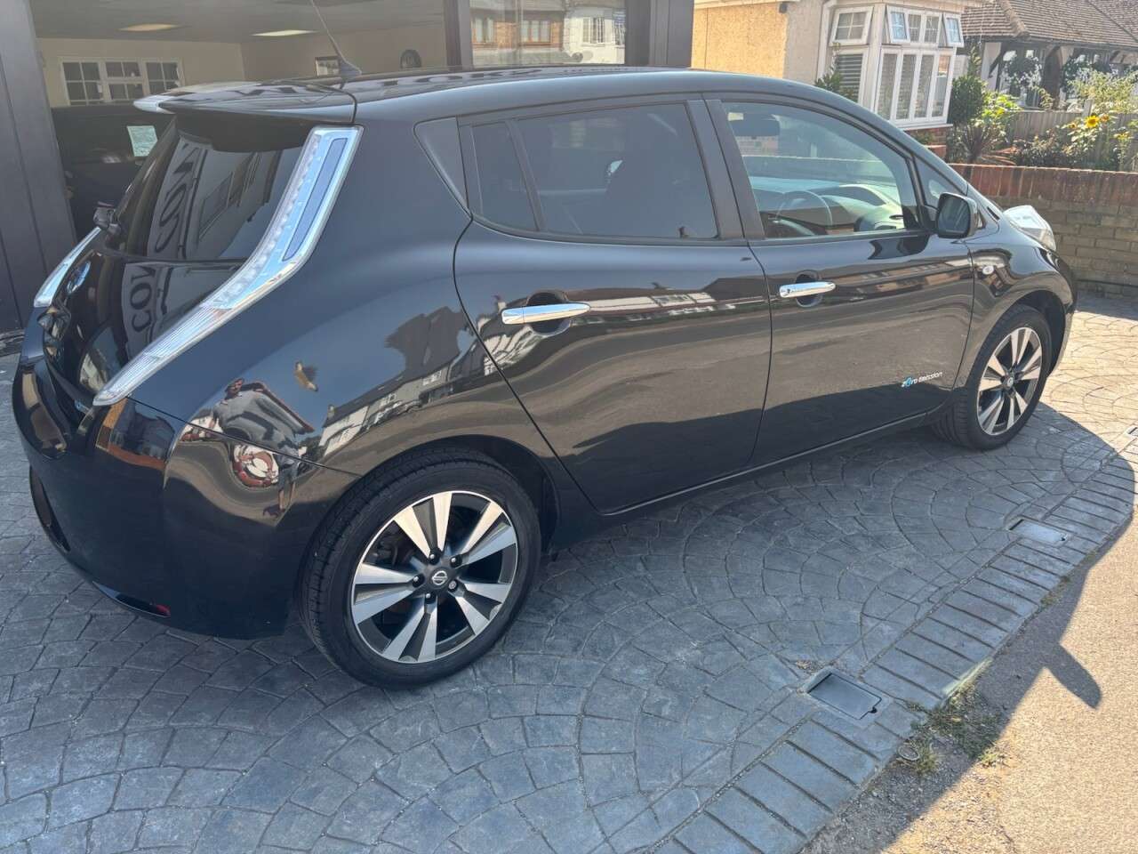 A 2017 NISSAN LEAF 30kWh Tekna Hatchback 5dr Electric Auto (109 bhp) LEATHER HEATED, SAT NAV, A 2017 NISSAN LEAF 30kWh Tekna Hatchback 5dr Electric Auto (109 bhp) LEATHER HEATED, SAT NAV,