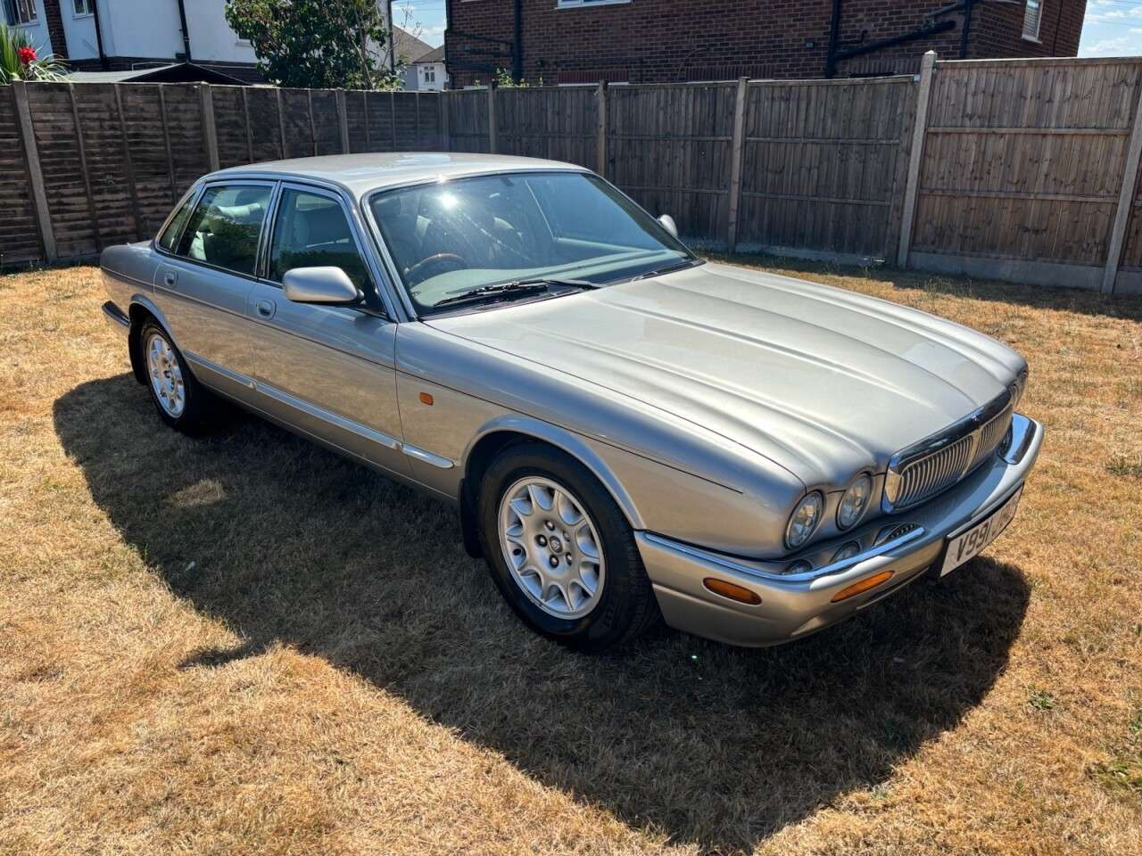 A 1999 JAGUAR XJ 4.0 SOVEREIGN V8 BEIGE LEATHER HEATED ELECTRIC SEATS A 1999 JAGUAR XJ 4.0 SOVEREIGN V8 BEIGE LEATHER HEATED ELECTRIC SEATS
