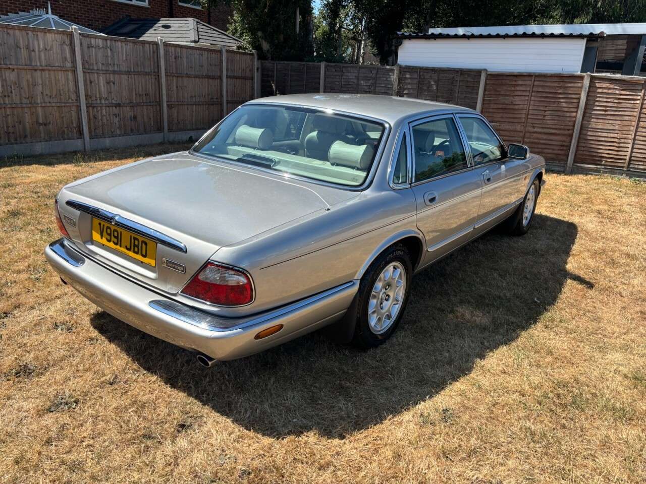 A 1999 JAGUAR XJ 4.0 SOVEREIGN V8 BEIGE LEATHER HEATED ELECTRIC SEATS A 1999 JAGUAR XJ 4.0 SOVEREIGN V8 BEIGE LEATHER HEATED ELECTRIC SEATS