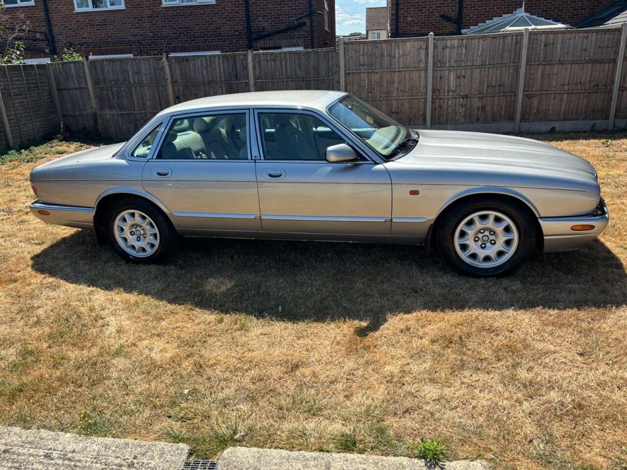 A 1999 JAGUAR XJ 4.0 SOVEREIGN V8 BEIGE LEATHER HEATED ELECTRIC SEATS A 1999 JAGUAR XJ 4.0 SOVEREIGN V8 BEIGE LEATHER HEATED ELECTRIC SEATS