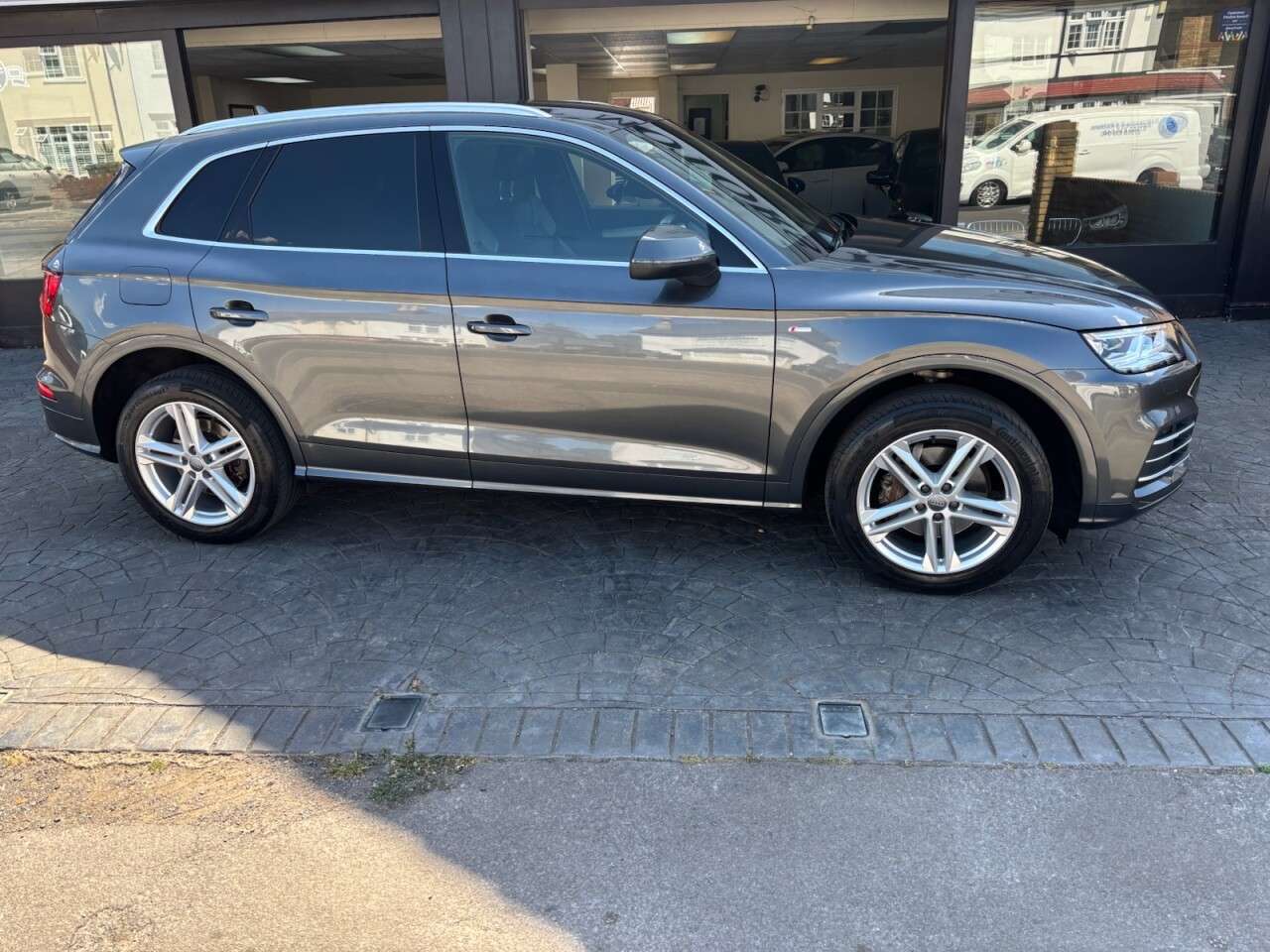 A 2019 AUDI Q5 2.0 TFSI 45 S line SUV 5dr Petrol S Tronic quattro Euro 6 (s/s) (245 ps) AP A 2019 AUDI Q5 2.0 TFSI 45 S line SUV 5dr Petrol S Tronic quattro Euro 6 (s/s) (245 ps) AP