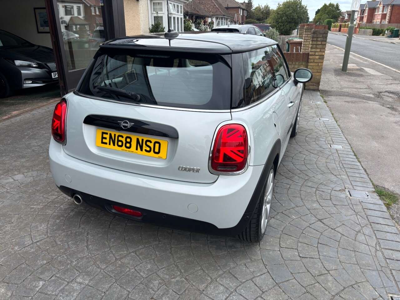 A 2018 MINI HATCH 1.5 Cooper Classic Hatchback 3dr Petrol Manual Euro 6 (s/s) (136 ps) REV CA A 2018 MINI HATCH 1.5 Cooper Classic Hatchback 3dr Petrol Manual Euro 6 (s/s) (136 ps) REV CA
