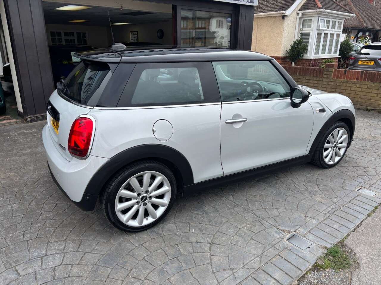 A 2018 MINI HATCH 1.5 Cooper Classic Hatchback 3dr Petrol Manual Euro 6 (s/s) (136 ps) REV CA A 2018 MINI HATCH 1.5 Cooper Classic Hatchback 3dr Petrol Manual Euro 6 (s/s) (136 ps) REV CA